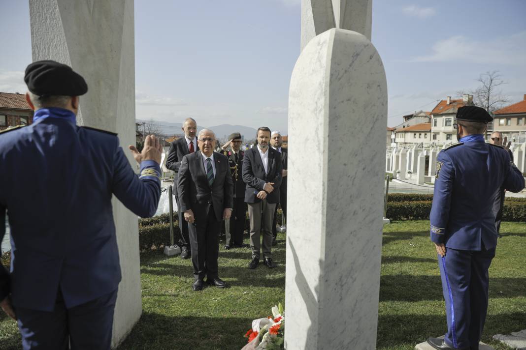 Bakan Güler, Kovaçi Şehitliği'ni ziyaret etti 25